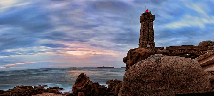 phareplumanach.jpg - Ploumanac'h le phare la nuit