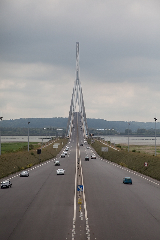 IMG_4745.jpg - Pont de normandie qui semble monter dans les nuages.
