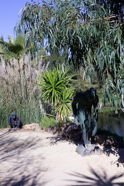 IMG_4860.jpg - des statues qui représentent l'évolution