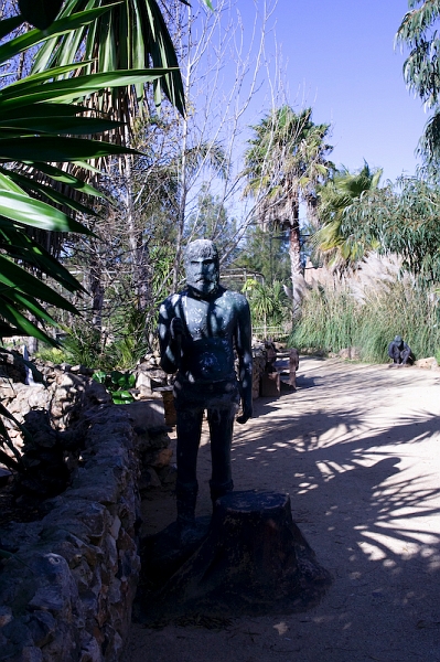 IMG_4864.jpg - des statues qui représentent l'évolution final