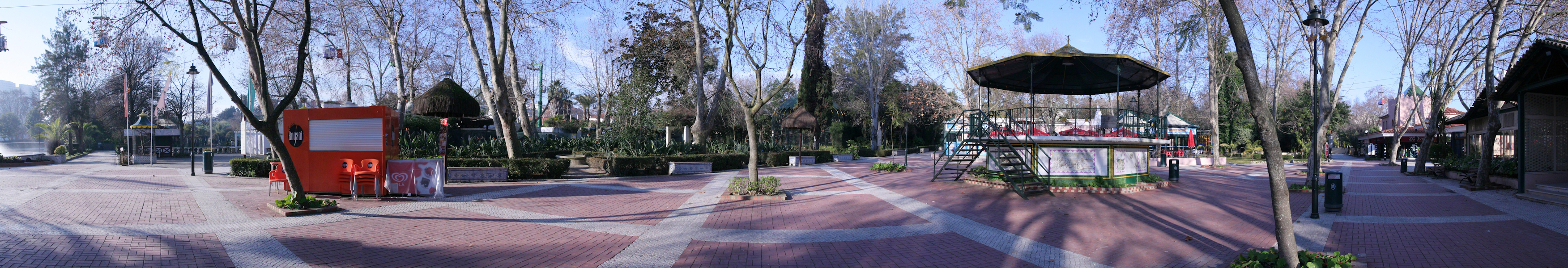 pano1.jpg - Petite place devant le zoo