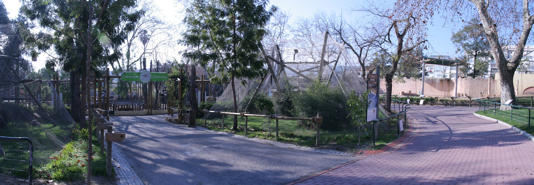 pano15.jpg - encore des enclos de primates