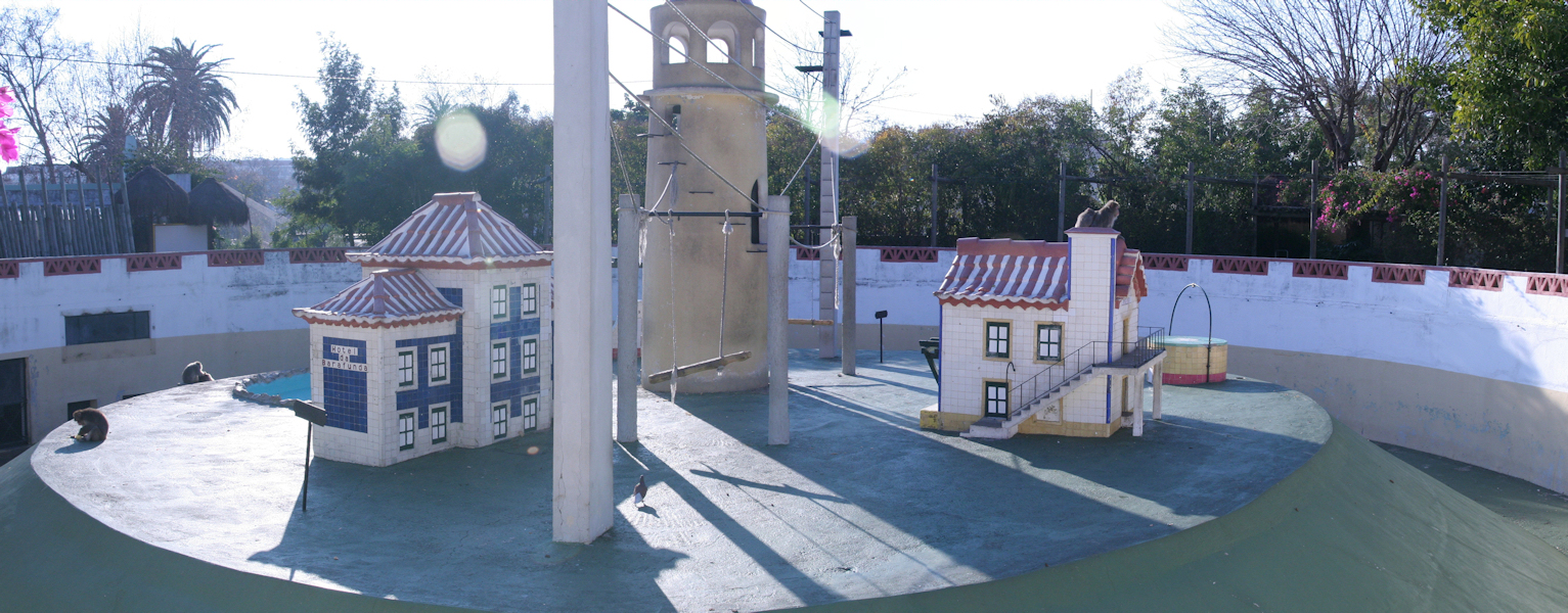pano24.jpg - Eclos de primates, mais u peu trop bétonné, je ne saisie pas l'intérêt des miniatures.