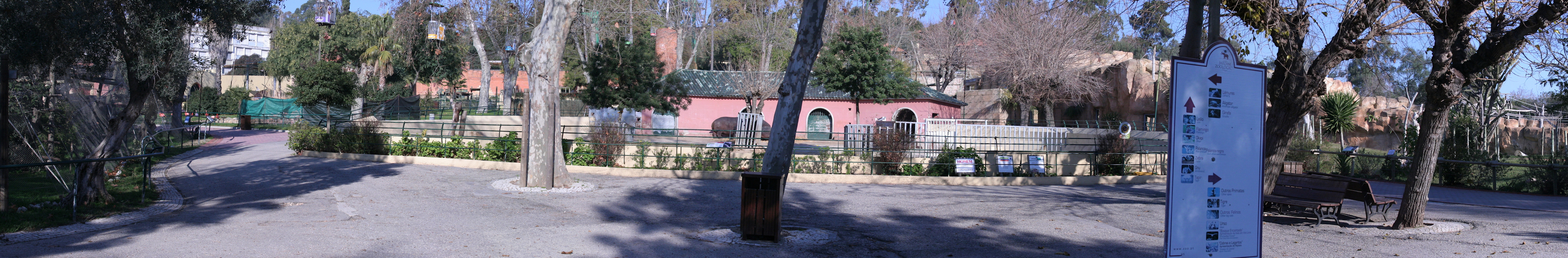 pano28.jpg - enclos des hyppos