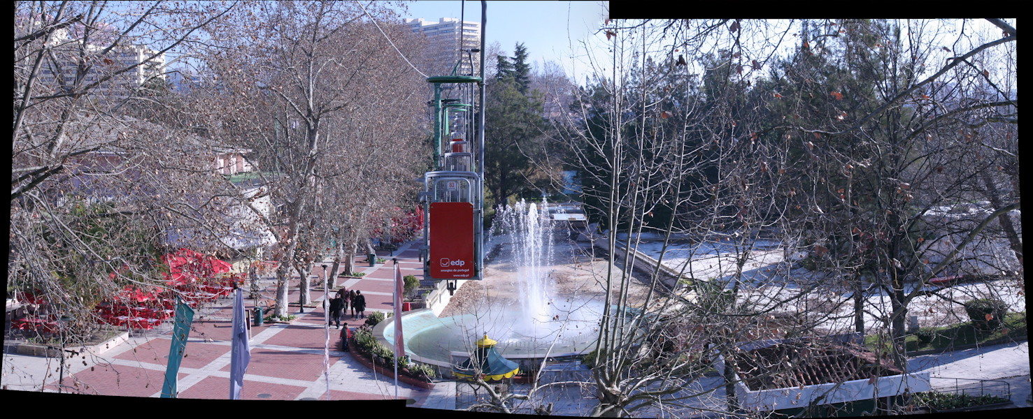 pano8.jpg - Vu à partir d'un panier de téléphérique. ici devant le zoo un petit parc.