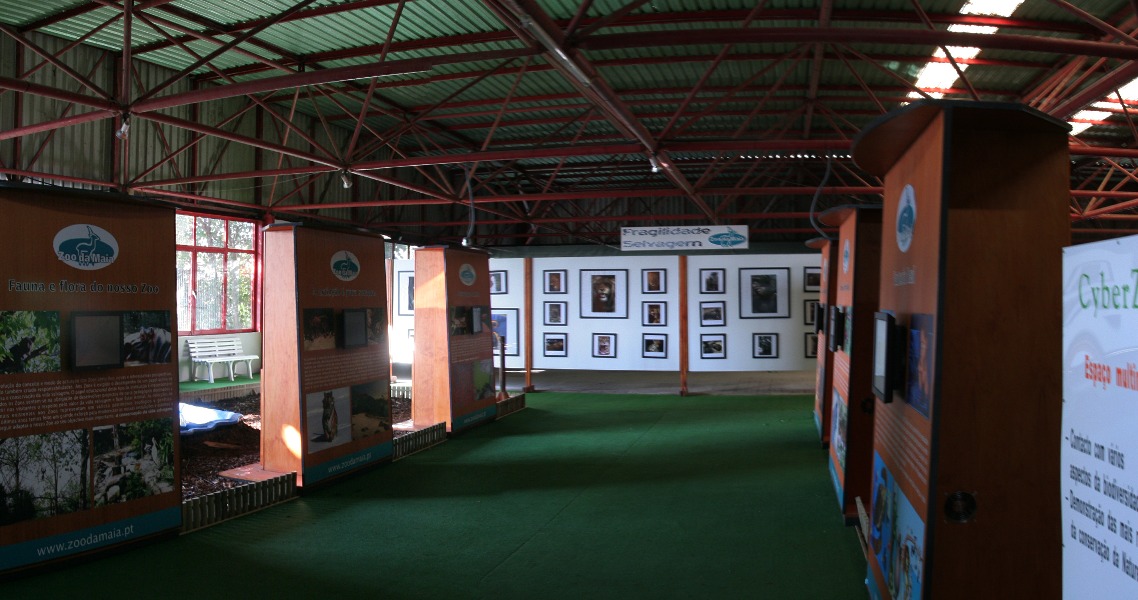 pano8.jpg - uen petite salle avec des écrans tactiles, informations, éducation et publicité.