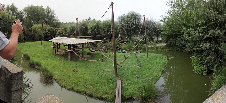 ilemakiqueuanneles.jpg - pano: en haut on voit l'ile par le dessus