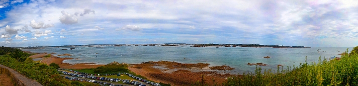 pano11.jpg - L'Arcouest, les voitures en contrebas sont parquées pour prendre la navette vers l'ile de bréhat
