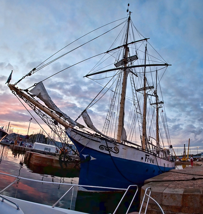pano18.jpg - Voilier au port
