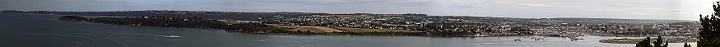 pano21.jpg - Voici un panorama qui part du port à la pointe. pour ceux qui aiment un peu la marche, cela permet de suivre la cote et ses petites criques.