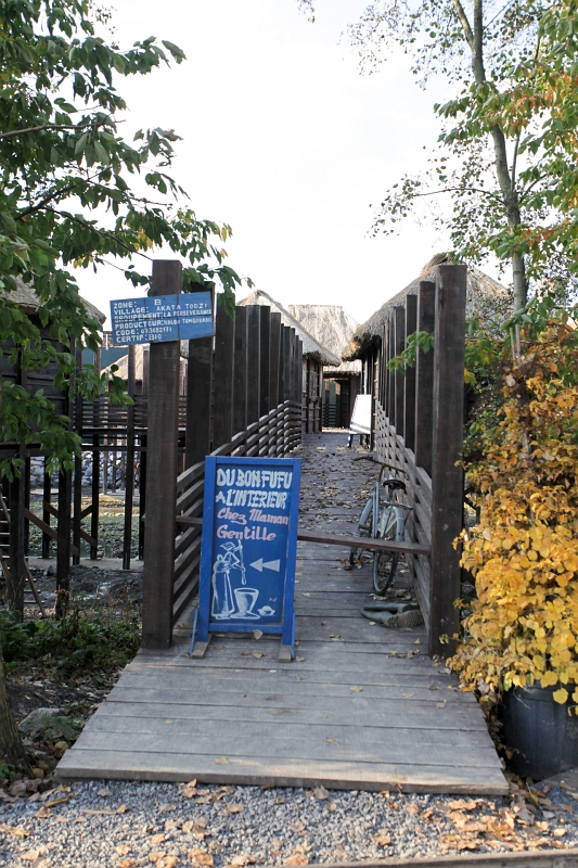 IMG_1622.jpg - une entrée des maison sur piloti, je me demande si on pourra visiter...