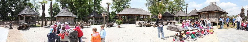 pano15.jpg - petites cases avec des tables et chaises pour se reposer/manger