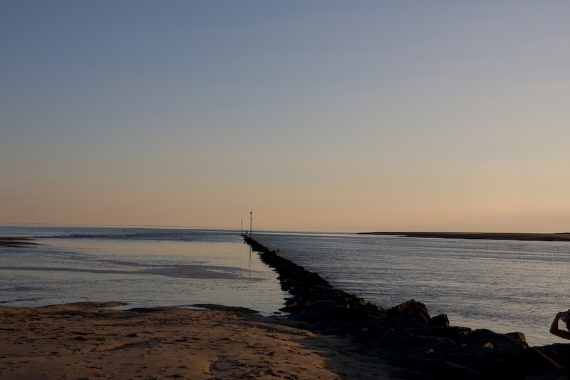 IMG_5734.jpg - je me rappelle cette photo, la marée montait, et ca monte rapidement dans le coin. j'avais posé le pied pour avoir le coucher de soleil qui etait déjà bien bas. Pourtant j'ai du reculer l'eau avancait vite !