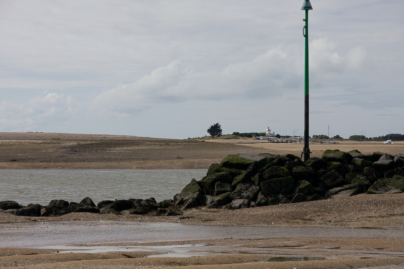 IMG_7317.jpg - la pointe d'agon en face, la on ne peut pas traverser à pied. il y a 14 km pour aller de l'autre coté . pourtant en ligne droite 500 mètres