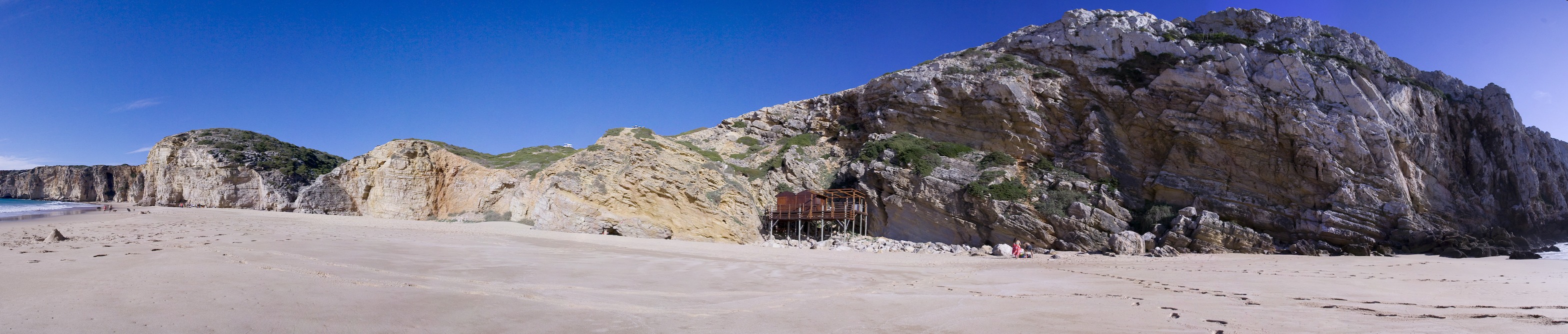 pano1.jpg - 63 images, Taille: 3136 x 669, FOV: 255.76 x 54.57, RMS: 1.26, Lentille: Standard, Projection: Spherique, Couleur: LDR