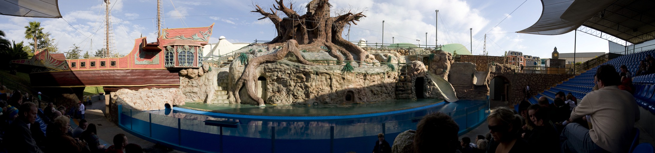 pano3.jpg - arène des phoques qui n'est pas la même que celle des dauphins.